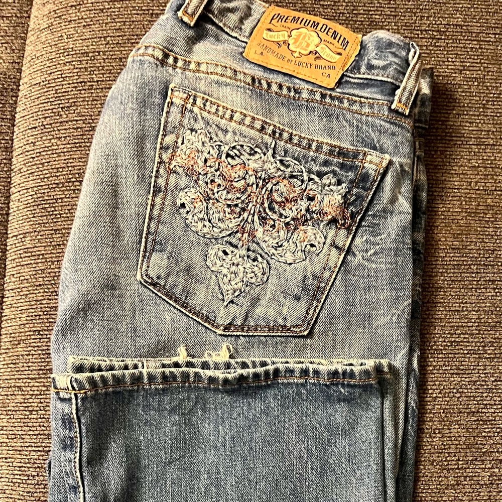 Lucky Brand Medium Wash Jeans, with Gold Embroidered Back Pockets. Size 6/28